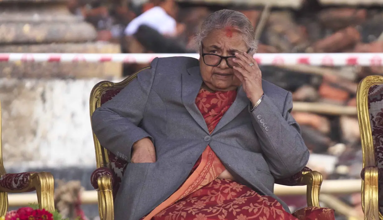Perdana Menteri Nepal yang baru, Sushila Karki menunggu para menteri untuk diambil sumpah jabatannya oleh Presiden Nepal Ram Chandra Poudel di Gedung Kepresidenan di Kathmandu, Nepal, pada Senin 15 September 2025. (AP Photo/Niranjan Shrestha)