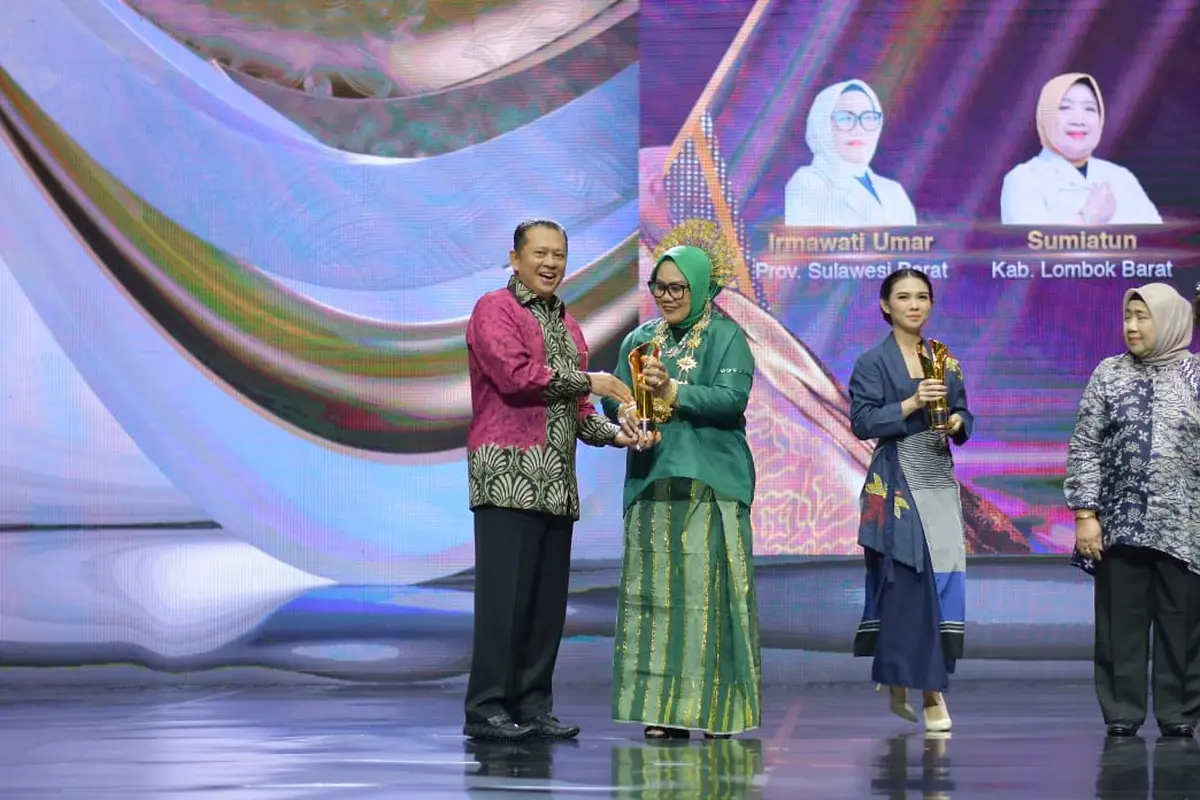 Ketua MP2 Sulbar Irmawati Umar Terima Penghargaan Perempuan Inspiratif di Ajang Pemimpin Daerah Awards 2024