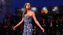 Model Brasil Alessandra Ambrosio berpose untuk fotografer saat tiba pada pemutaran perdana film 'Bardo' di Venice International Film Festival 2022, Venesia, Italia, 1 September 2022. Rambut cokelat bergelombang membuat Alessandra Ambrosio terlihat makin glamor dan menonjolkan kecantikan alaminya dengan mata smokey serta bibir mengkilap. (Photo by Joel C. Ryan/Invision/AP)