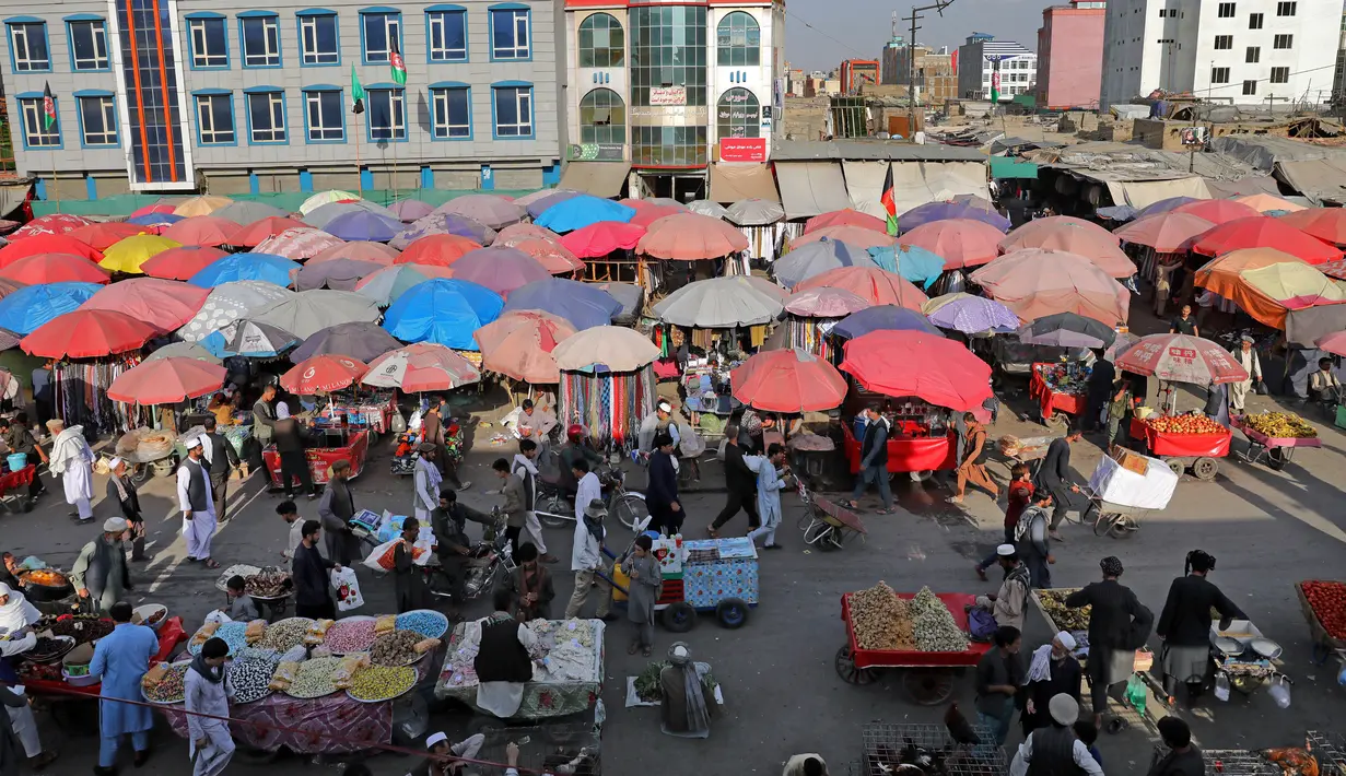 Suasana Pasar Kota Tua Kabul, Afghanistan, Minggu (8/9/2019). Di sini dan hampir seluruh pasar di Afghanistan, mereka yang melakukan aktivitas jual beli adalah para pria. (AP Photo/Ebrahim Noroozi)