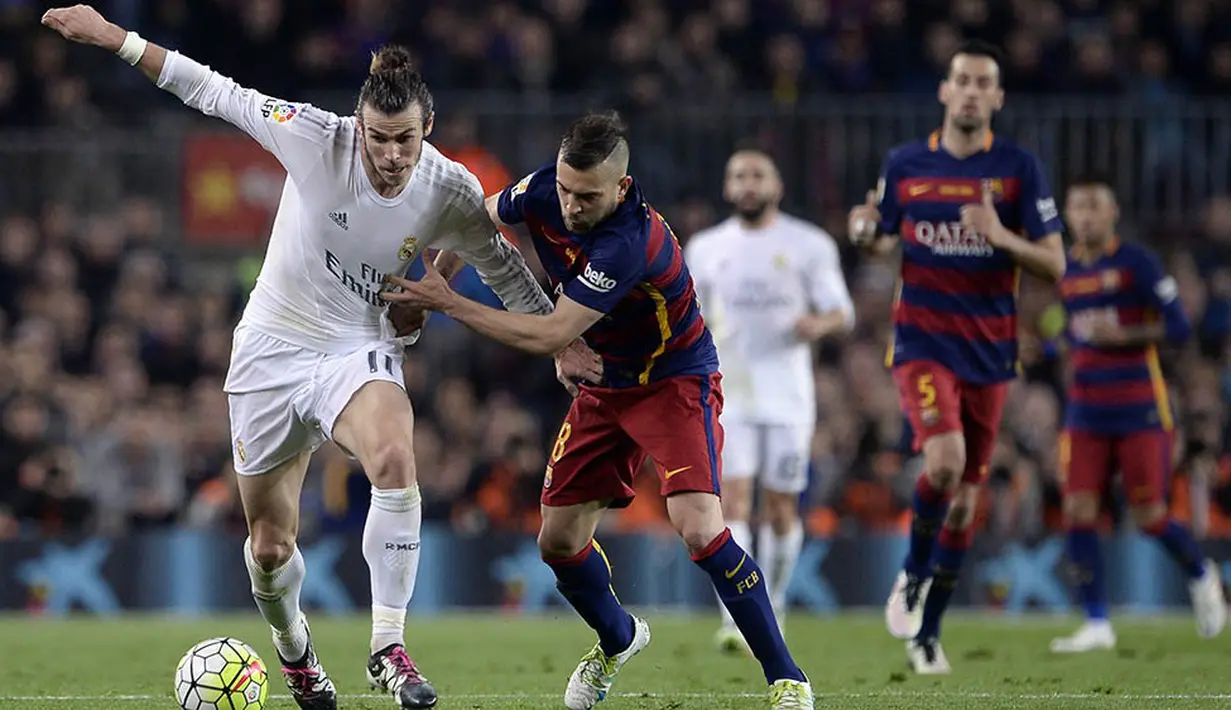 Gelandang Real Madrid, Gareth Bale, berusaha melewati bek Barcelona, Jordi Alba, pada laga La Liga di Stadion Camp Nou, Barcelona, Minggu (3/4/2016) dini hari WIB. Barcelona takluk 1-2 dari Real Madrid. (AFP/Josep Lago)