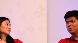 Praveen Jordan (kanan) dan Debby Susanto menjadi salah satu andalan Indonesia pada ajang Indonesia Open 2016 saat mengikuti konferensi pers di Hotel Kempinski, Jakarta, Rabu (11/5/2016). (Bola.com/Nicklas Hanoatubun)