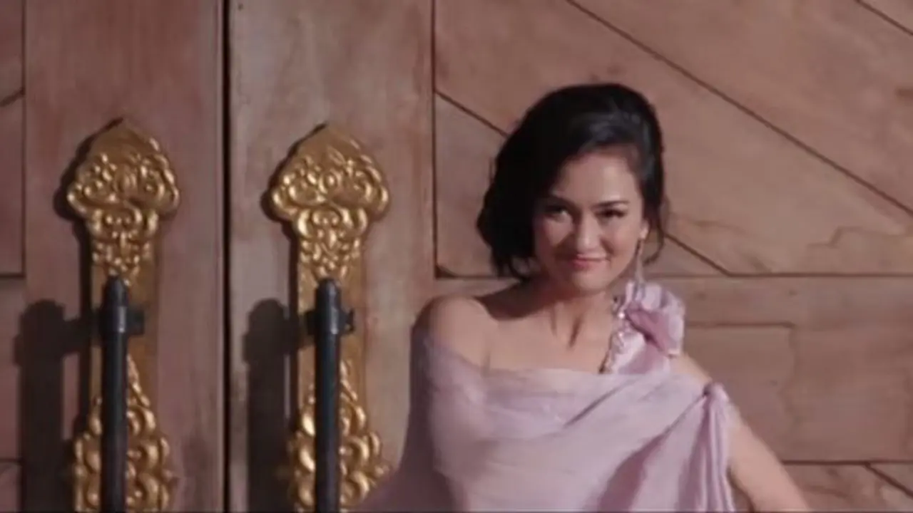 [Bintang] Atiqah Hasiholan