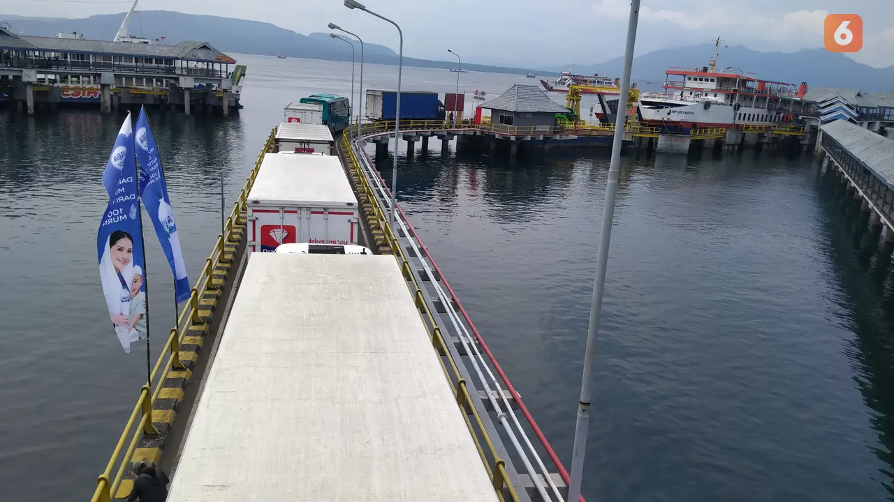 Aktivitas bongkar muat di Pelabuhan Ketapang Banyuwangi (Liputan6.com/Hermawan Arifianto)