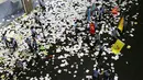 Buku-buka dan kertas berserakan usai parade siswa jelang ujian tahunan "Gaokao" di Haikou, China (4/6). Parade ini bertujuan untuk menghilangkan stres para siswa jelang ujian tahunan "Gaokao" atau ujian masuk perguruan tinggi di China. (AFP)