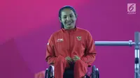 Atlet Para Powerlifting Indonesia, Ni Nengah Widiasih bersiap prosesi medali Womens Up to 41.00kg Asian Para Games 2018 di Jakarta, Minggu (7/10). Ni Nengah meraih perak perdana untuk Indonesia di Asian Para Games 2018. (Liputan6.com/Helmi Fithriansyah)