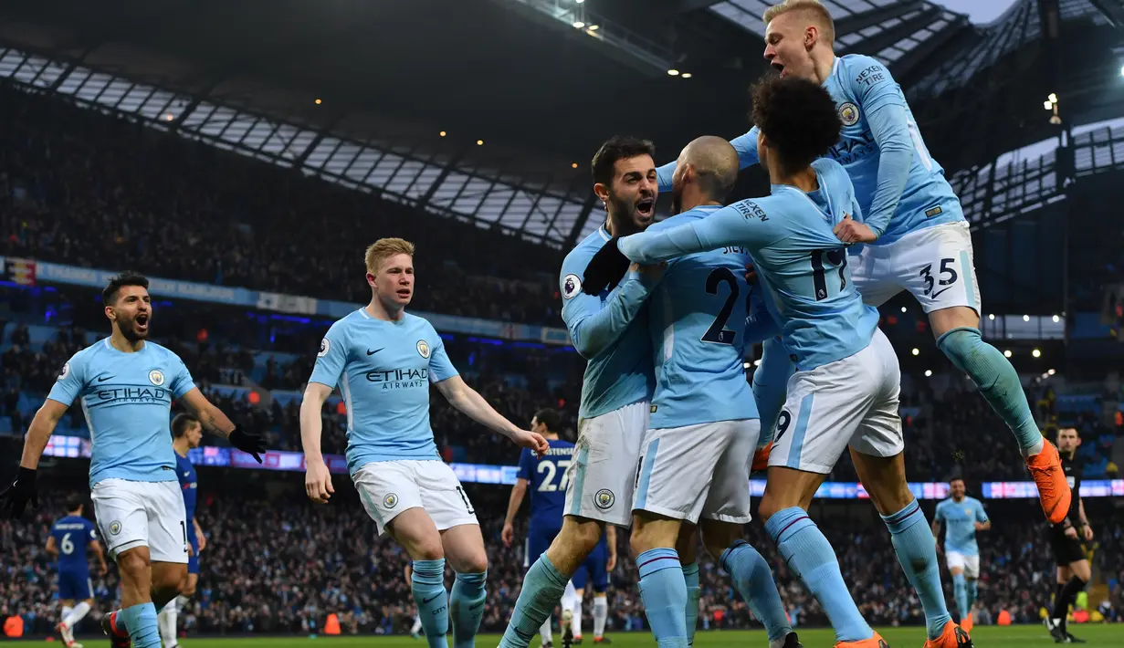 Para pemain Manchester City merayakan gol Bernardo Silva saat melawan Chelsea pada lanjutan Premier League di Etihad Stadium, Manchester, (4/3/2018). Manchester City menang 1-0.  (AFP/Anthony Devlin)