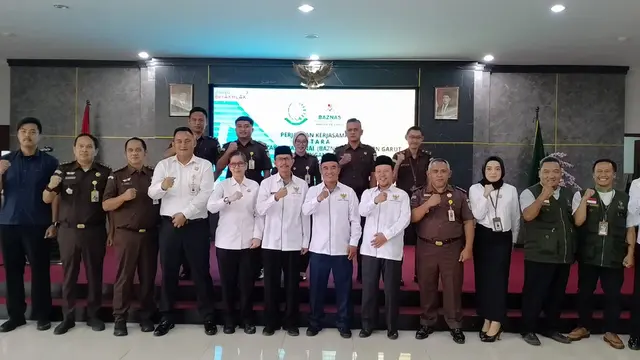 Komisioner Baznas Garut bersama Kajari Garut Helena Octavianne dan para Kasi selepas penandatanganan MoU pendampingan hukum di Aula Kejari Garut. (Liputan6.com/Jayadi Supriadin)
