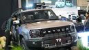Seorang pengunjung mengamati Jetour T2 buatan pabrikan mobil China Chery saat Gaikindo Jakarta Auto Week (GJAW) 2025 di Tangerang, Banten, Jumat 21 November 2025. Pameran otomotif Gaikindo Jakarta Auto Week (GJAW) 2025 resmi dimulai pada hari ini, Jumat (21/11/2025). (AP Photo/Tatan Syuflana)