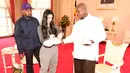 Foto yang dirilis kantor kepresidenan Uganda memperlihatkan Presiden Yoweri Museveni menerima hadiah sepasang sepatu kets dari penyanyi rap AS, Kanye West dan istrinya Kim Kardashian di Entebbe, Senin (15/10).(AFP/UGANDAS PRESIDENTIAL PRESS OFFICE)