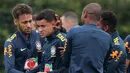 Pemain timnas Brasil Neymar dan rekan setimnya menjaili Philippe Coutinho saat sesi latihan di London, Inggris (29/5). Neymar dan rekan-rekannya melakukan latihan jelang pertandingan persahabatan melawan Kroasia. (AP / Kirsty Wigglesworth)