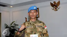 Pemeran utama film ”I Leave My Heart In Lebanon-Garuda 23”, Rio Dewanto berpose di sela sela pengambilan gambar di Bandara Halim Perdanakusuma, Jakarta, Jumat (29/7). Rio berperan sebagai Kapten TNI Satria. (Liputan6.com/Helmi Fithriasyah)