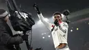 Pemain Manchester United, Amad Diallo melakukan selebrasi setelah mencetak gol ke gawang Liverpool pada laga lanjutan Liga Inggris 2024/2025 di Anfiled, Liverpool, Inggris, Minggu (05/01/2025). (AFP/Darren Staples)