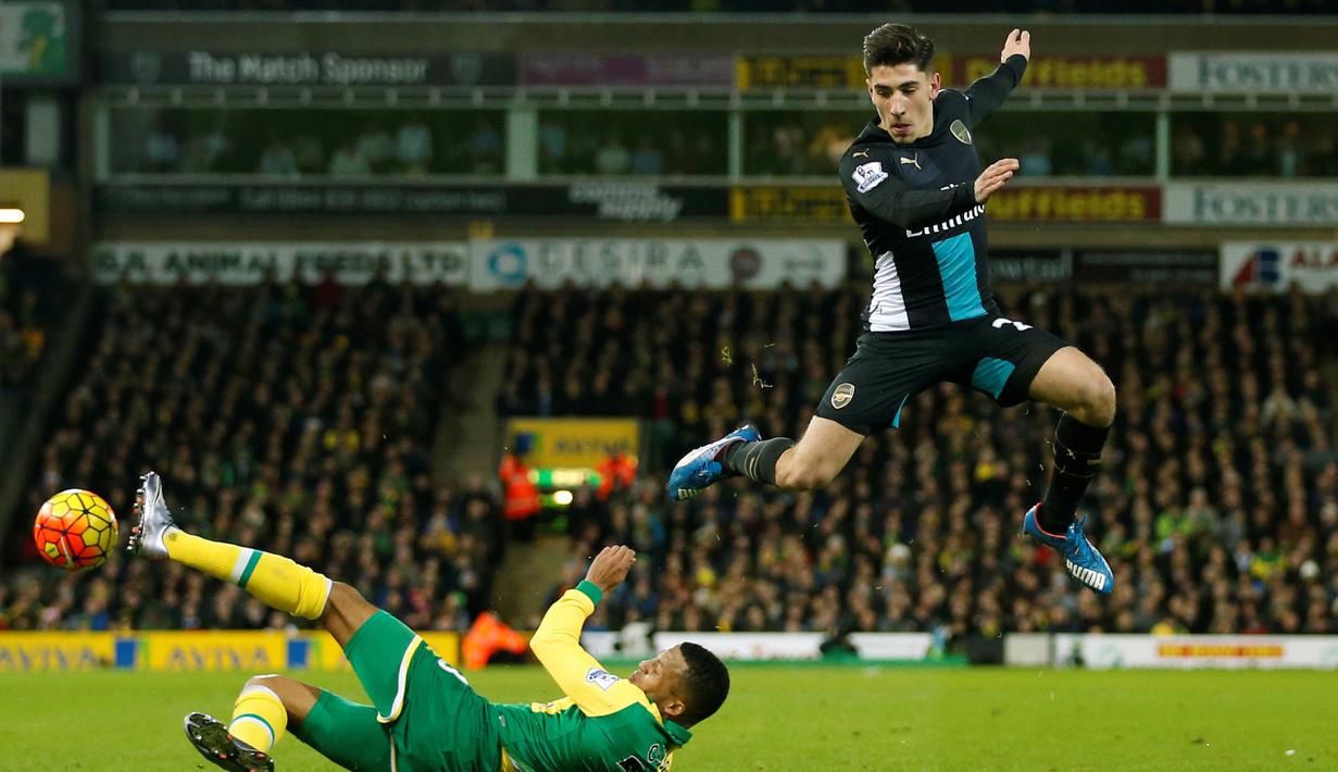 Pemain Arsenal, Hector Bellerin (kanan), berebut bola dengan pemain Norwich City, Martin Olsson, dalam lanjutan Liga Inggris di Stadion Carrow Road, Minggu (29/11/2015) malam WIB. (Action Images via Reuters/Andrew Boyers)