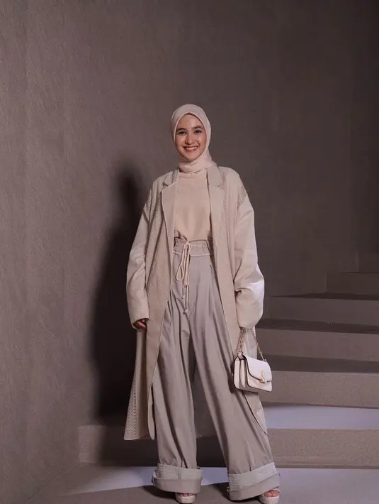 Tampil kasual dan earthtone selama lebaran juga bisa mencontek gaya Cut Syifa. Ia mengenakan outer panjang dengan inner dan celana model pallazo.  [@cutsyifaa]