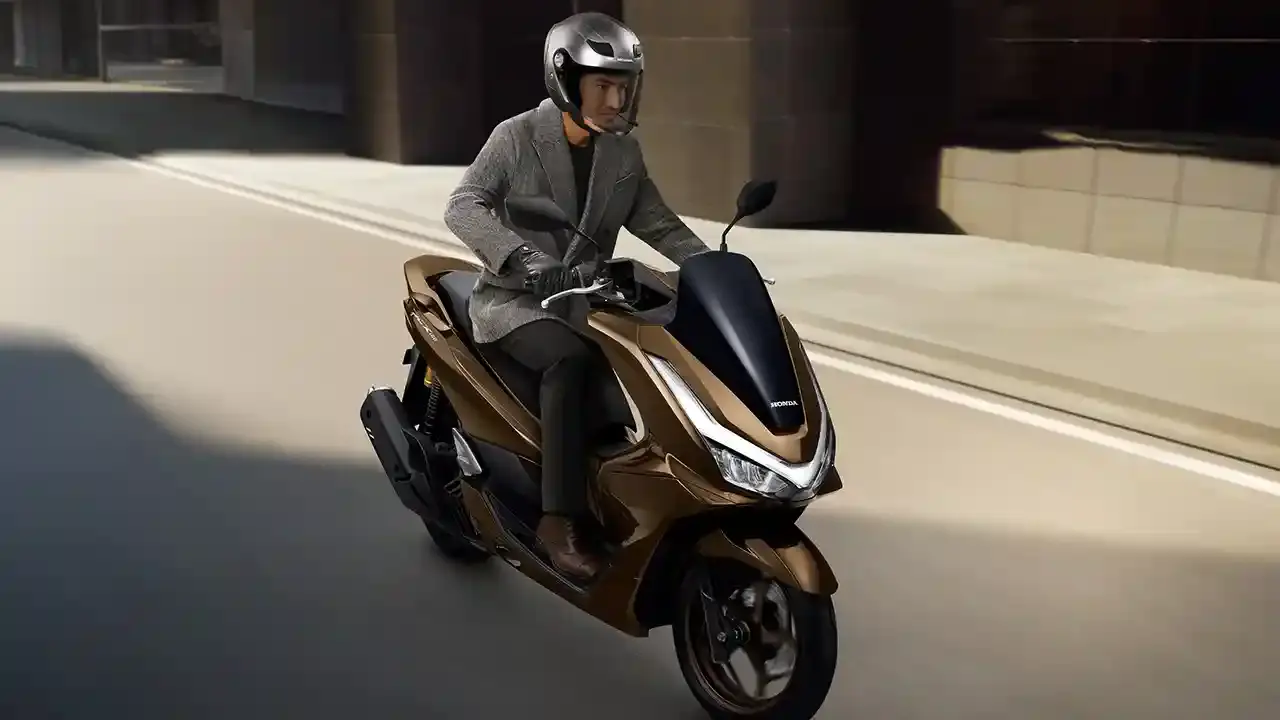 Pengendara Motor Ketika Pulang Subuh Dari Nobar Piala Dunia.