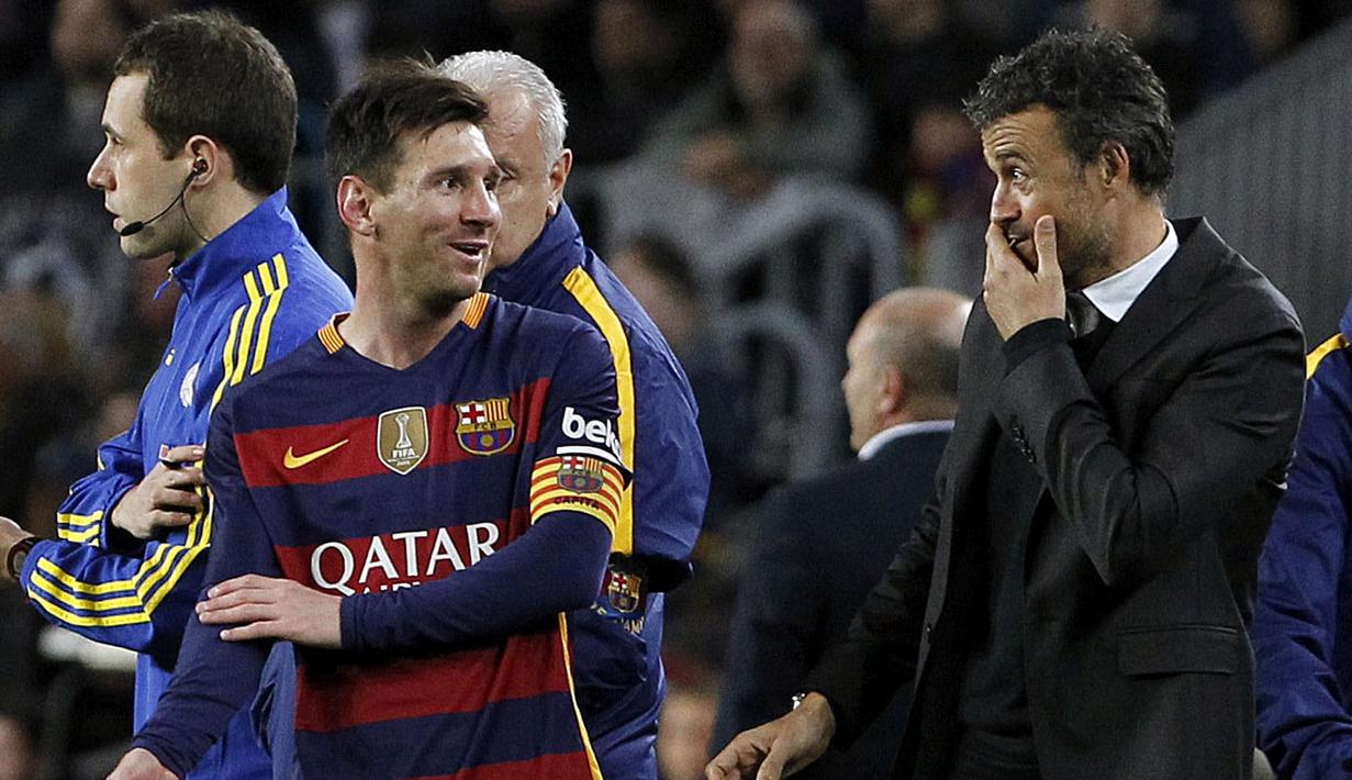 Lionel Messi (L) berbincang dengan pelatih Barcelona Luis Enrique (kanan) pada laga La Liga Spanyol di Stadion Cam Nou, Barcelona, Kamis (31/12/2015) dini hari WIB. (EPA/Marta Perez)