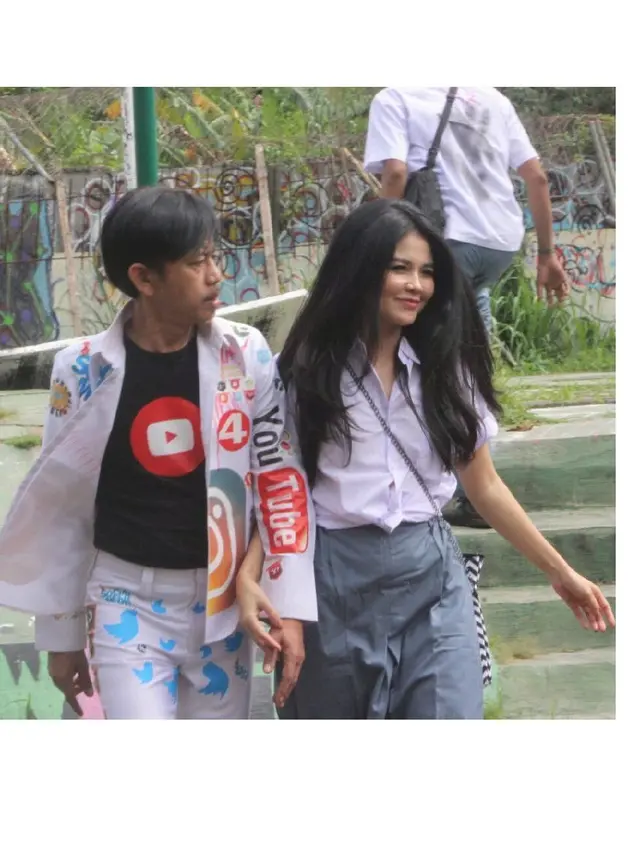 Beda Usia 25 tahun, Ini 6 Momen Romantis Epy Kusnandar dan Karina Ranau