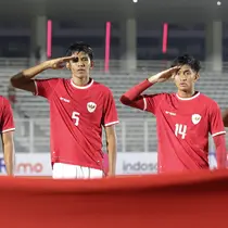 Empat pemain starting XI Timnas Indonesia U-20 (dari kiri) Arkhan Kaka, Rahmat Syawal, Sulthan Zaky dan Mufli Hidayat berbaris memberi hormat saat menyanyikan lagu kebangsaan Indonesia Raya jelang menghadapi Timnas China U-20 pada laga uji coba internasional di Stadion Madya Gelora Bung Karno, Senayan, Jakarta, Jumat (22/3/2024). (Bola.com/Abdul Aziz)