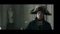 Aktor kawakan Joaquin Phoenix memerankan Napoleon Bonaparte di film Napoleon yang akan tayang di bioskop AS pada 22 November 2023 dan di Apple TV Plus.  (Foto: Screenshot trailer Napoleon di YouTube Apple TV)