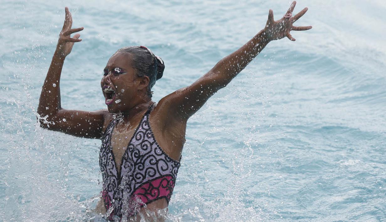 Perenang indah Sulawesi Selatan, Iin Rahmadhania, tampil untuk cabang renang indah nomor perorangan pada PON XIX di Kolam Renang UPI, Bandung, Jawa Barat, Kamis (22/9/2016). (Bola.com/Vitalis Yogi Trisna)