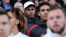 Pemain MU, Marcus Rashford (tengah), menyaksikan timnya berlaga melawan Fulham dalam pertandingan lanjutan Liga Inggris 2023/2024 yang berlangsung di Craven Cottage, London, Sabtu (4/11/2023). (AFP/Adrian Dennis)