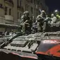 Anggota kompi militer Wagner Group duduk di atas sebuah tank di jalan di Rostov-on-Don, Rusia, Sabtu, 24 Juni 2023, sebelum meninggalkan area markas militer Rusia. (AP)