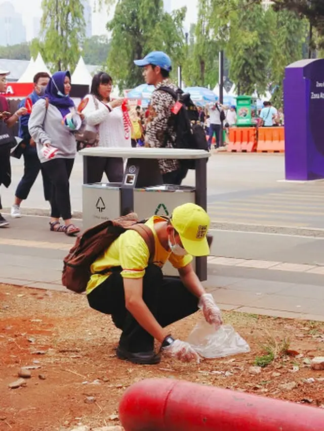 Banjir Pujian, Pria Ini Punguti Rokok Selama Asian Games 2018