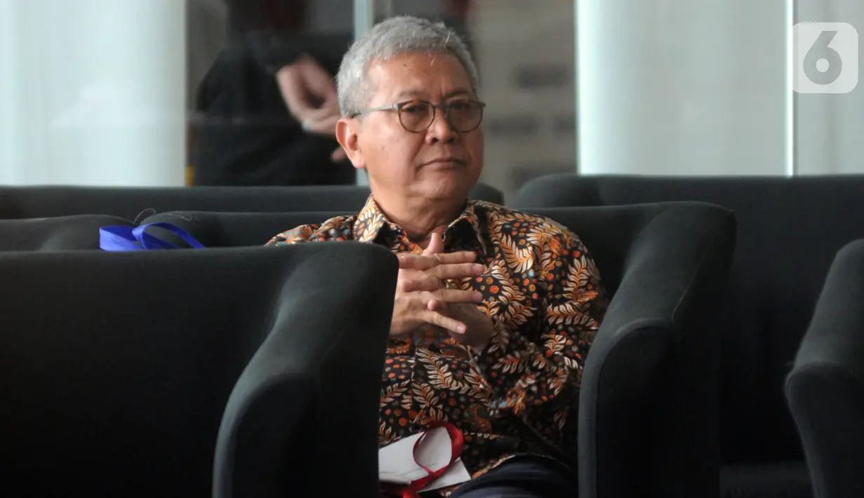 Sekjen Kementerian Kelautan dan Perikanan (KKP) Nilanto Perbowo berada di ruang tunggu Gedung KPK untuk menjalani pemeriksaan di Jakarta, Selasa (15/10/2019). Nilanto Perbowo diperiksa sebagai saksi dalam kasus dugaan suap izin impor ikan tahun anggaran 2019. (merdeka.com/Dwi Narwoko)