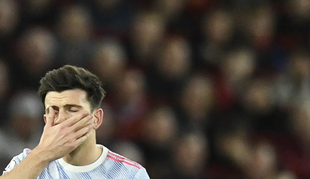 Harry Maguire lagi-lagi menjadi biang kerok kekalahan Manchester United dari Liverpool. Kebobolan empat bukti begitu rapuhnya pertahanan Setan Merah yang dikomandoi sang kapten tersebut. (AFP/Oli Scarff)