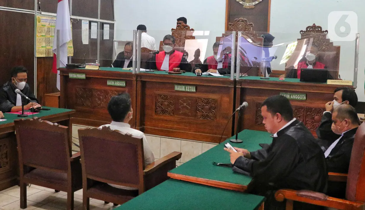 Terdakwa obstruction of justice atau upaya menghalangi penyidikan perkara tewasnya Brigadir Nofriansyah Yosua Hutabarat, Chuck Putranto dalam persidangan di Pengadilan Negeri (PN) Jakarta Selatan, Kamis (10/11/2022). Majelis Hakim juga memerintahkan untuk menangguhkan biaya perkara sampai dengan putusan akhir. (Liputan6.com/Angga Yuniar)