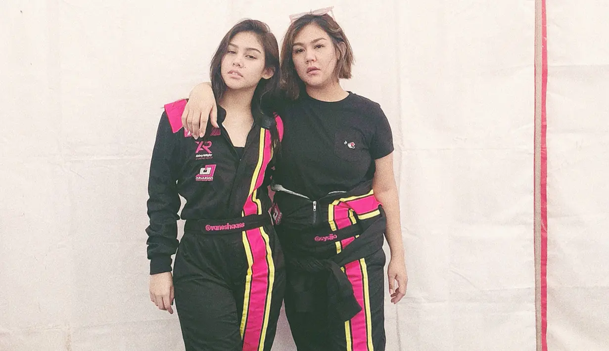 Punya wajah yang mirip dan pakai baju yang sama, banyak netizen yang mengaku kagum dengan kedekatan kaka beradik yang selalu akur ini. (Liputan6.com/IG/@vaneshaass)