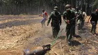 Sebuah bom latih jenis p100 dengan berat 125 kg, jatuh dari pesawat tempur milik TNI AU di kawasan perkebunan warga di Lumajang. (Liputan6.com/ Dian Kurniawan)