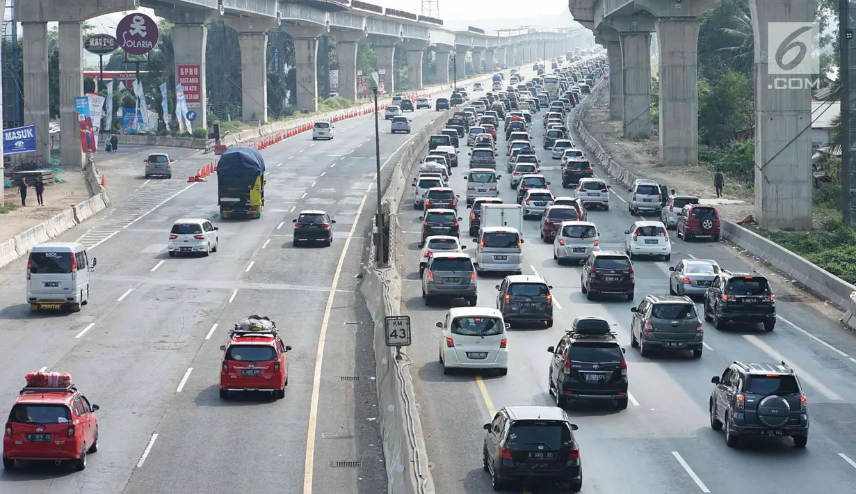 Rekayasa lalu lintas jalur satu arah (one way) diberlakukan di Tol Kalikangkung-Cikarang, Karawang, Jawa Barat, Minggu (9/6/2019). Sistem one way arus balik di jalur tersebut diperpanjang hingga pukul 24.00 WIB akibat tingginya volume kendaraan yang menuju Jakarta. (Liputan6.com/Immanuel Antonius)