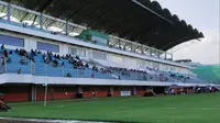 Suasana tribune penonton saat partai pembuka Liga 1 Putri 2019 antara PSS Sleman melawan PS Tira di Stadion Maguwoharjo, Sleman, Sabtu (5/10/2019). (Bola.com/Vincentius Atmaja)