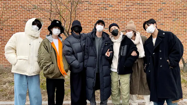 BTS melepas Jin berangkat wamil. (Twitter/ BTS_twt)