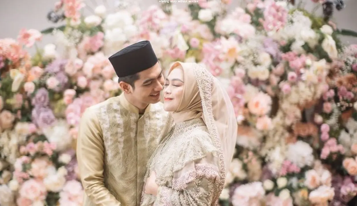 Bahkan aura glowing dan bahagia terpancar dari wajah Ria Ricis. Ia juga meminta doa agar selalu diberi kelancaran hingga hari persalinannya.