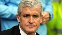 Gaya manajer Manchester City, Mark Hughes melihat anak-anak asuhannya bertanding melawan Wigan Athletic dalam lanjutan EPL yang digelar di DW Stadium, Wigan, 18 Oktober 2009. Hasil akhir 1-1. AFP PHOTO/PAUL ELLIS
