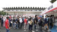 Sejumlah suporter mengantre tiket di Istora Senayan, Jakarta, Minggu (28/1/2018). Renovasi Istora Senayan ini untuk menyambut Asian Games 2018 Indonesia. (Bola.com/M Iqbal Ichsan)