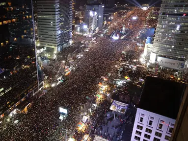 Pemandangan dari atas menunjukkan ratusan ribu pengunjuk rasa memadati jalan-jalan utama di pusat Kota Seoul, Korea Selatan, Sabtu (3/12). Mereka menuntut Presiden Korea Selatan Park Geun-hye segera mundur dari jabatannya. (AFP/Jung Yeon-Je)