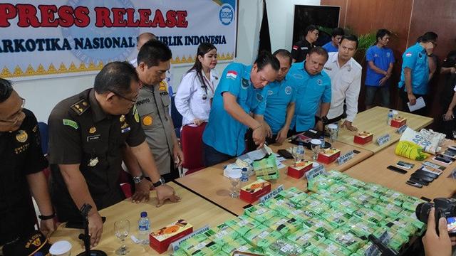 Deputi BNN Irjen Arman Depari membuka bungkusan sabu hasil tangkapan anggotanya di Provinsi Riau.