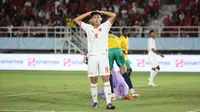 Reaksi kecewa striker Timnas Indonesia U-16, Mochamad Mierza setelah gagal memaksimalkan peluang di depan gawang Timnas Australia U-16 pada laga semifinal Piala AFF U-16 2024 di Stadion Manahan, Solo, Senin (1/7/2024). (Bola.com/Abdul Aziz)