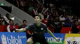Tunggal putra Jepang  Kazumasa Sakai, saat melawan wakil  Indonesia, Anthony Ginting, pada laga final Indonesia Masters 2018 di Istora Senayan, Minggu (28/1/2018). Anthony Ginting menang 21-13 dan 21-12. (Bola.com/M Iqbal Ichsan)