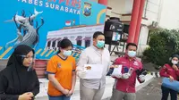Polisi menangkap otak penjual makanan abal abal di Surabaya. (Dian Kurniawan/Liputan6.com)