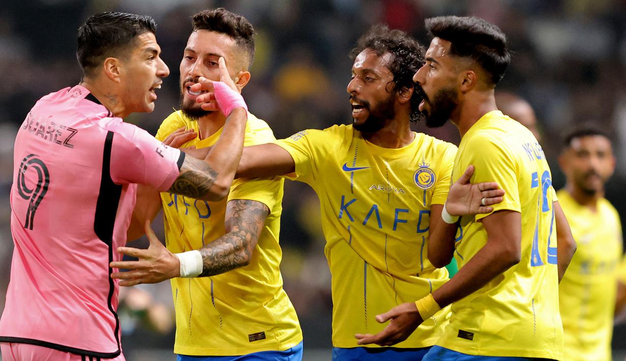 Pemain Inter Miami, Luis Suarez (kiri) bersitegang dengan pemain Al-Nassr, Nawaf Boushal pada laga persahabatan di Kingdom Arena Stadium, Riyadh, Arab Saudi, Jumat (02/02/2024) dini hari WIB. (AFP)