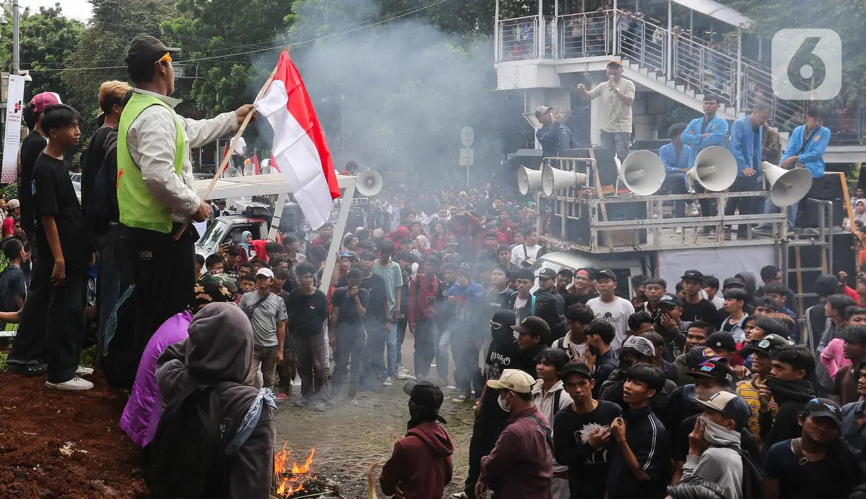 Sempat terjadi dorong-dorongan antara mahasiswa dan petugas keamanan. (Liputan6.com/Herman Zakharia)