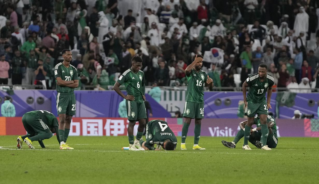 Reaksi kecewa para pemain Timnas Arab Saudi setelah dipastikan kalah 2-4 dari Korea Selatan saat adu tendangan penalti pada laga babak 16 besar Piala Asia 2023 di Education City Stadium, Al Rayyan, Qatar, Rabu (31/1/2024) dini hari WIB. (AP Photo/Thanassis Stavrakis)