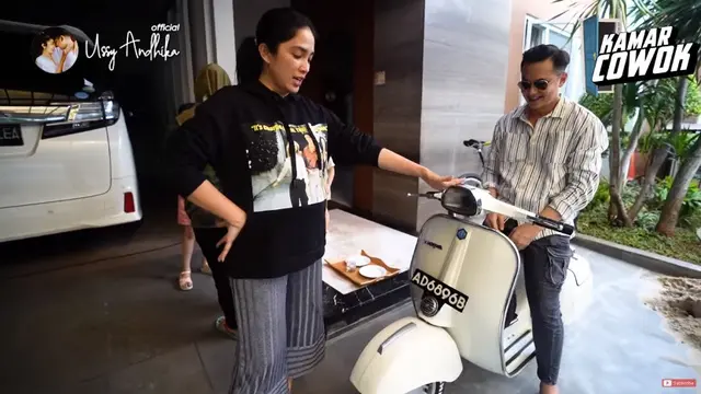 7 Momen Andhika Pratama Ajak Ussy Sulistiawaty dan Anak Naik Vespa