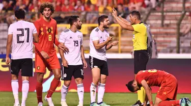 Pemain Mesir, Sam Morsy berdebat dengan wasit saat pertandingan sepak bola persahabatan melawan Belgia di stadion King Baudouin di Brussels (6/6). Pada pertandingan ini timnas Mesir kalah 3-0 dari Belgia. (AP/Geert Vanden Wijngaert)