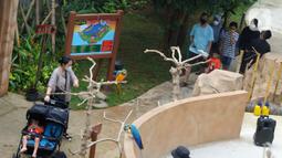 Wisatawan melihat burung di tempat wisata kawasan Ancol, Jakarta, Minggu (8/1/2023). Saat ini kinerja sektor pariwisata dan ekonomi kreatif pada 2023 dihadapkan dengan target yang cukup tinggi. Kunjungan wisman diharapkan mencapai angka 7,4 juta dan wisatawan nusantara mencapai 1,2-1,4 miliar pergerakan. (Liputan6.com/Angga Yuniar)